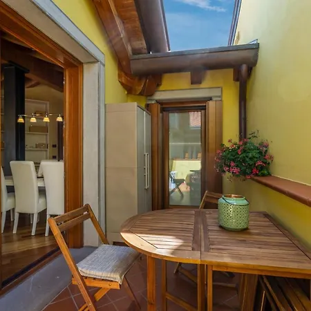 New - With Terrace, Jacuzzi & Netflix Apartment
