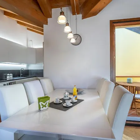 New - With Terrace, Jacuzzi & Netflix Apartment